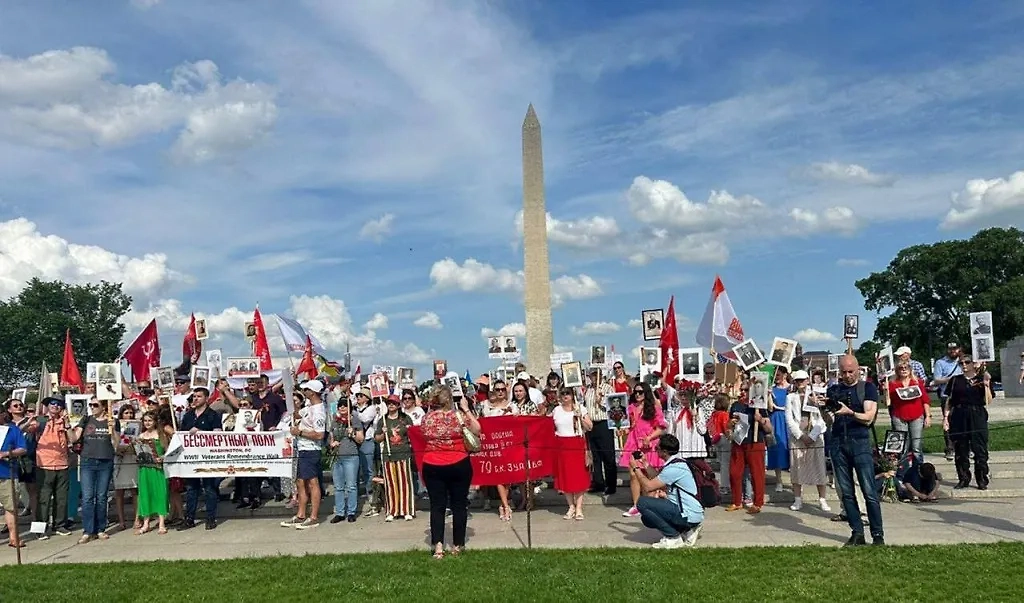 Участники акции «Бессмертный полк» в Вашингтоне. Обложка © Международный Бессмертный Полк