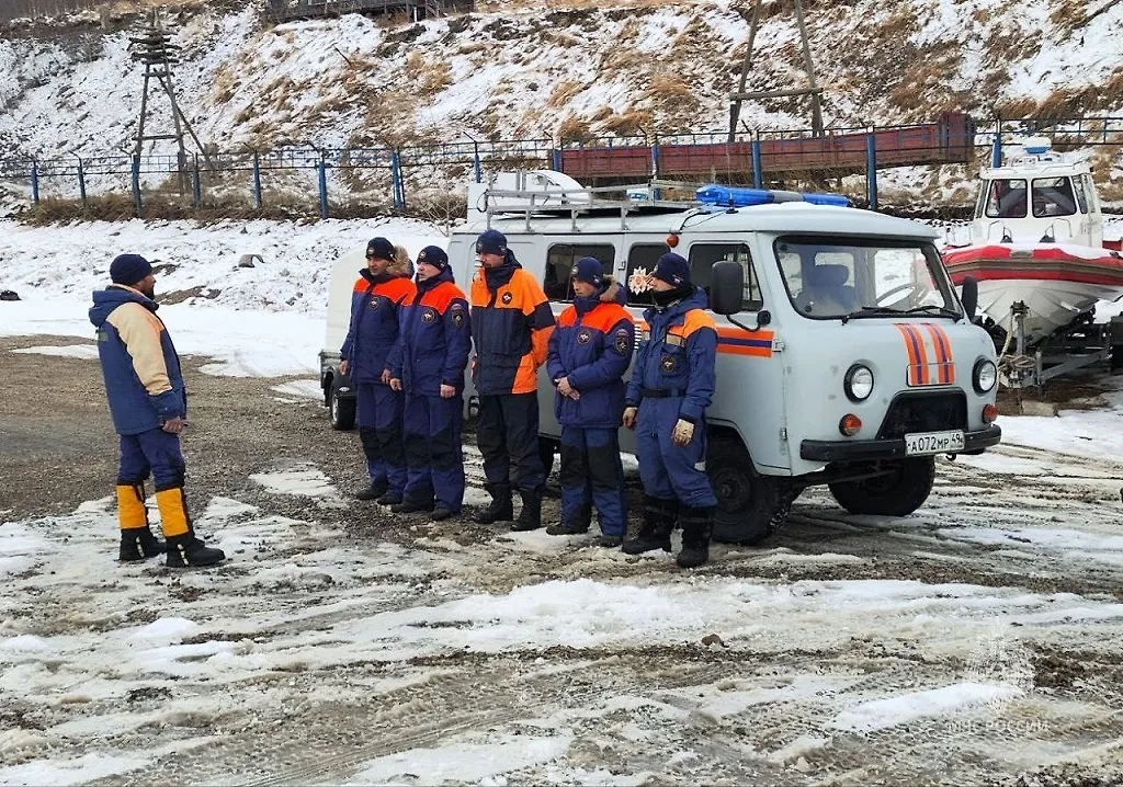 Спасатели, искавшие тело сноубордистки. Обложка © Telegram / МЧС Магаданской области