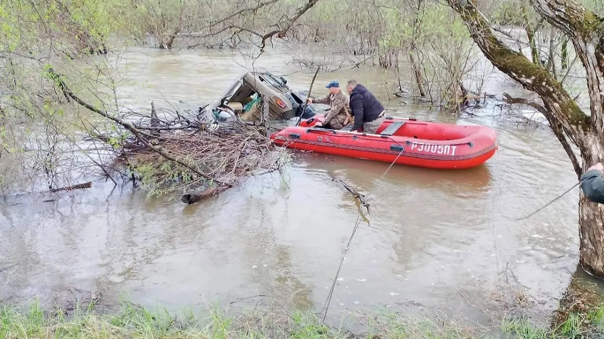 Спасатели вытащили людей из тонущего авто. Фото © Telegram /Министерство ГОЧС Приморья