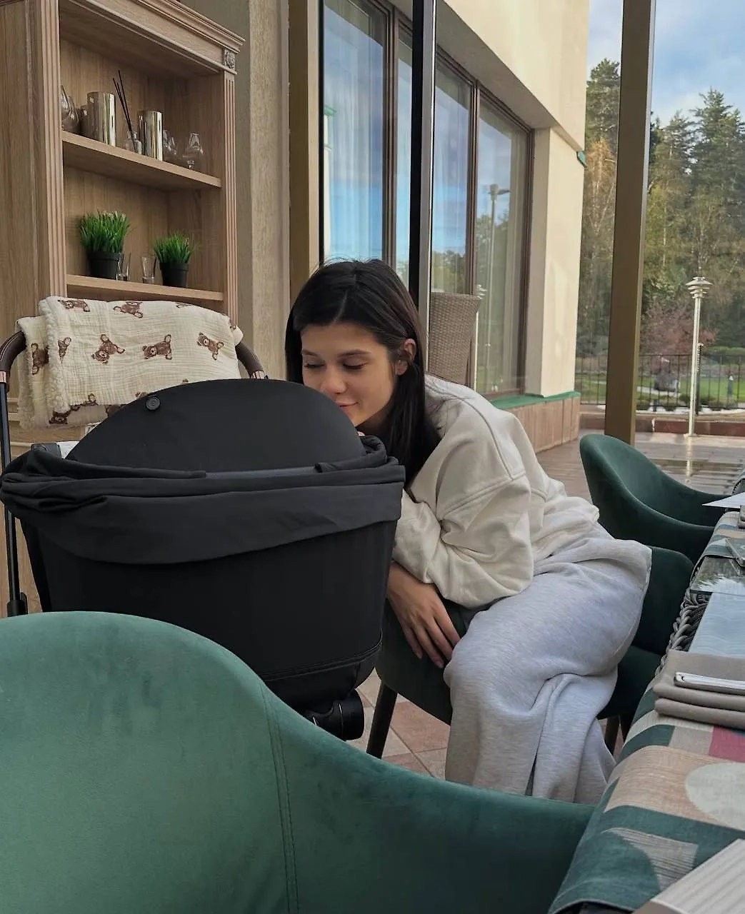 Виктория с сыном. Фото © Instagram (признан экстремистской организацией и запрещён на территории Российской Федерации)/ actorsashapetrov