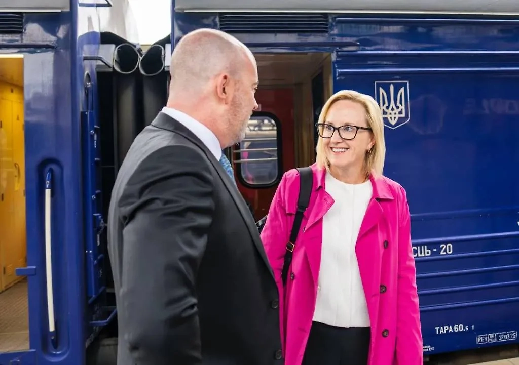 Джули Дэвис. Обложка © Пресс-служба посольства США на Украине