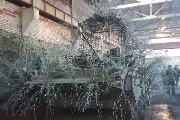 БМП-2М с противодроновой защитой из тросов. Фото © VK / Осведомитель