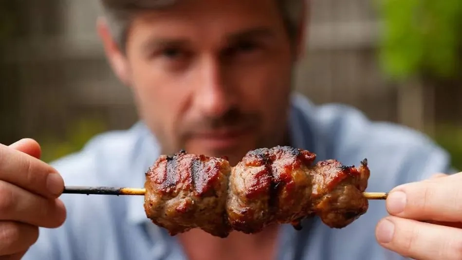 Читатель Life.ru ест шашлык и не толстеет. Обложка © Шедеврум / Life.ru