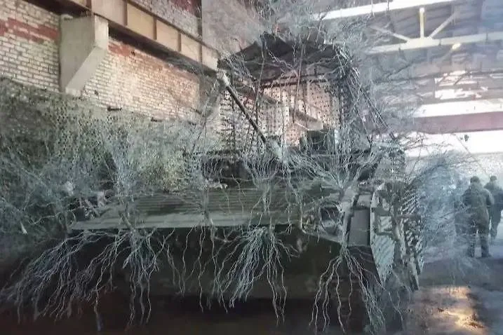 БМП-2М с противодроновой защитой из тросов. Фото © VK / Осведомитель