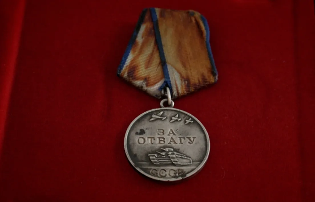 Найденная медаль ветерана ВОВ. Фото © vesti.ru