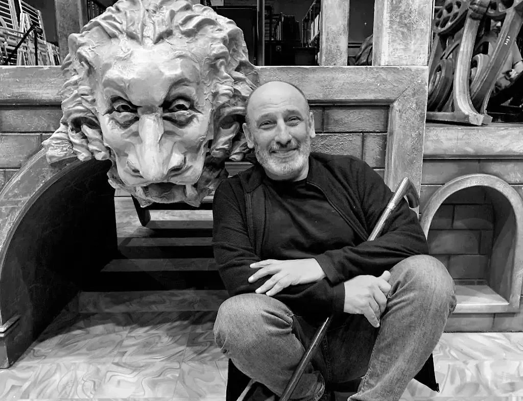 Артур Кочканян. Обложка © VK / Нижегородский Камерный муз.театр имени Степанова