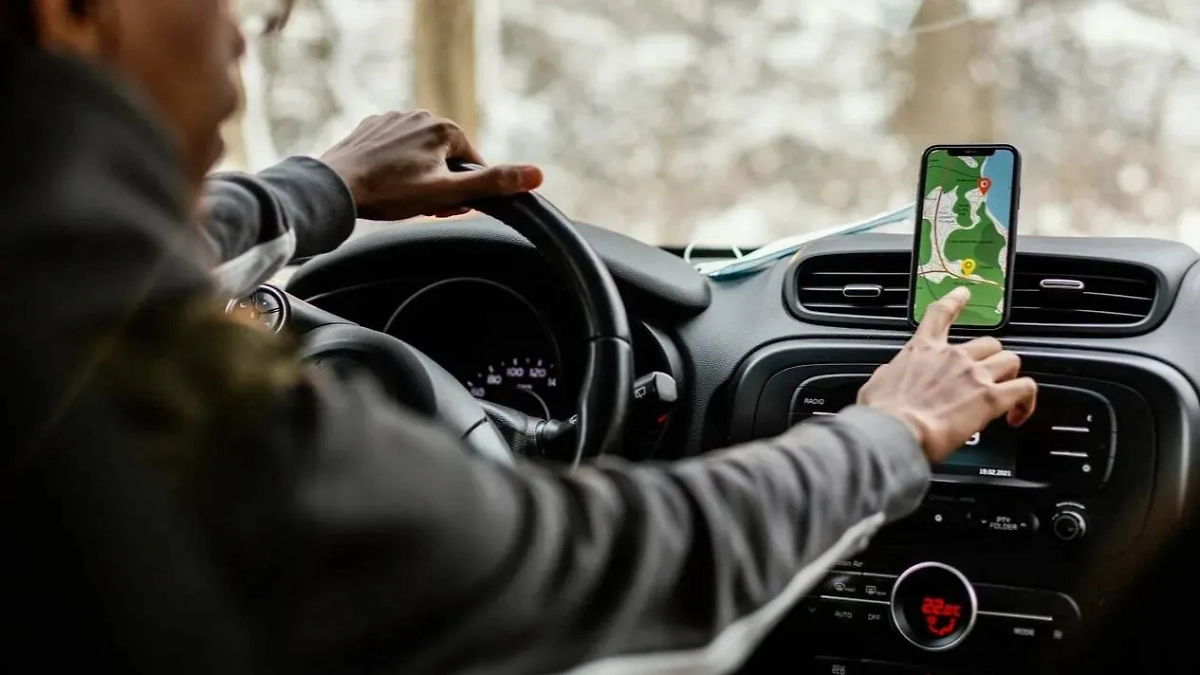 Водитель выбирает маршрут на навигаторе. Обложка © freepik