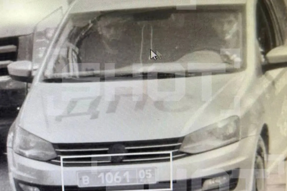 Машина, на которой скрылись преступники, расстрелявшие полицейских в Махачкале. Фото © SHOT