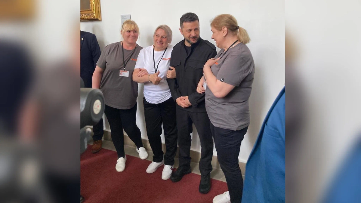 Зеленский и украинки, занимающиеся уборкой чешского парламента. Обложка © Facebook (соцсеть запрещена в РФ; принадлежит корпорации Meta, которая признана в РФ экстремистской) / Daniel Moravec