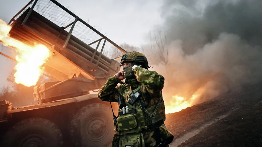 Боевая работа артрасчёта РСЗО «Град» в зоне СВО. Обложка © РИА Новости / Станислав Красильников