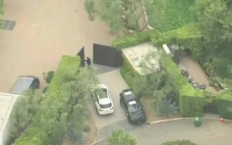 Мужчина в США врезался в ограждение дома Дженнифер Энистон. Обложка © Х / KTLA