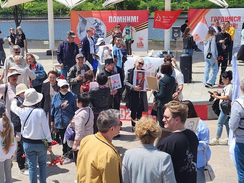 Участники акции «Бессмертный полк». Обложка © Telegram / Междунардный Бессмертный полк