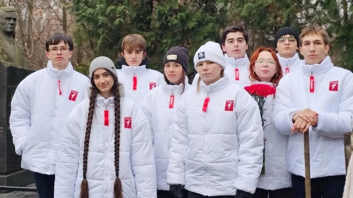 Юные жители столицы помогают восстанавливать памятники и мемориалы Москвы. Обложка © mos.ru