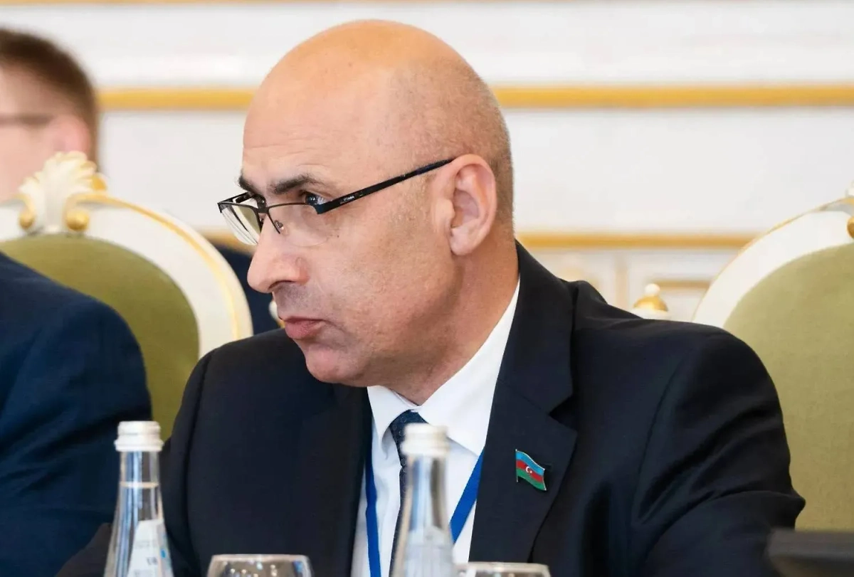 Азер Бадамов. Обложка © iacis.ru