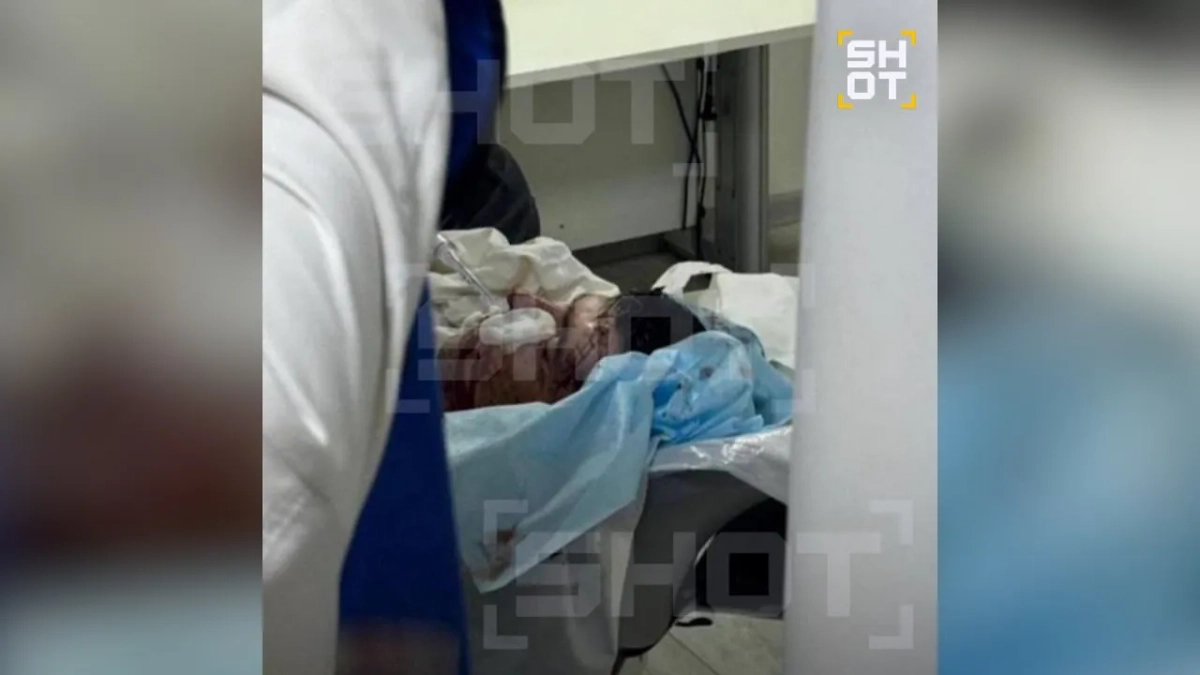 Раненый полицейский. Фото © Telegram / SHOT