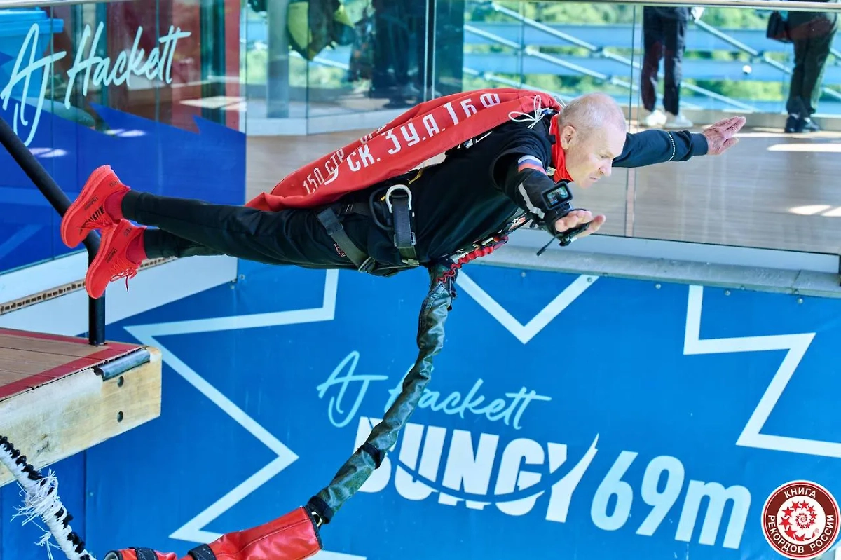 Серию прыжков экстремал посвятил деду-фронтовику. Фото © Telegram / Книга рекордов России