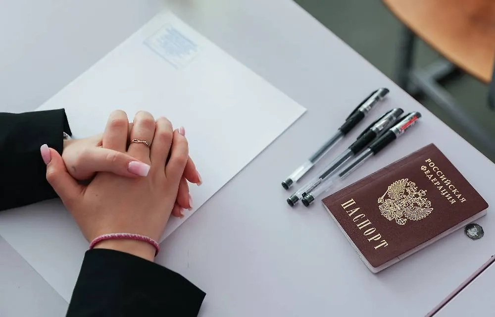 На экзамене с собой необходимо иметь паспорт и чёрные гелевые ручки. Фото © ТАСС / Эрик Романенко