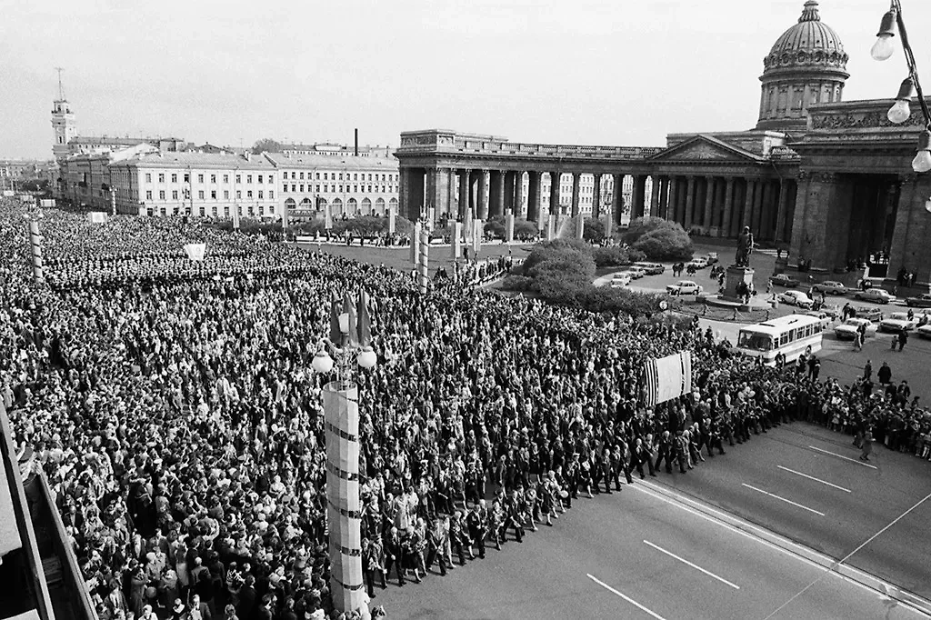 Символы эпох: архивные фотографии Парадов Победы с сороковых до наших дней. Фото © ТАСС / Юрий Белинский