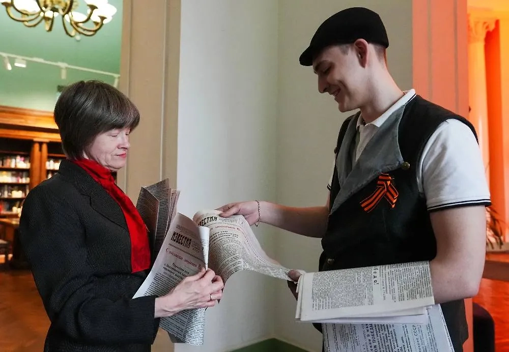 «Известия» выпустили копию исторического номера. Фото © Предоставлено Life.ru