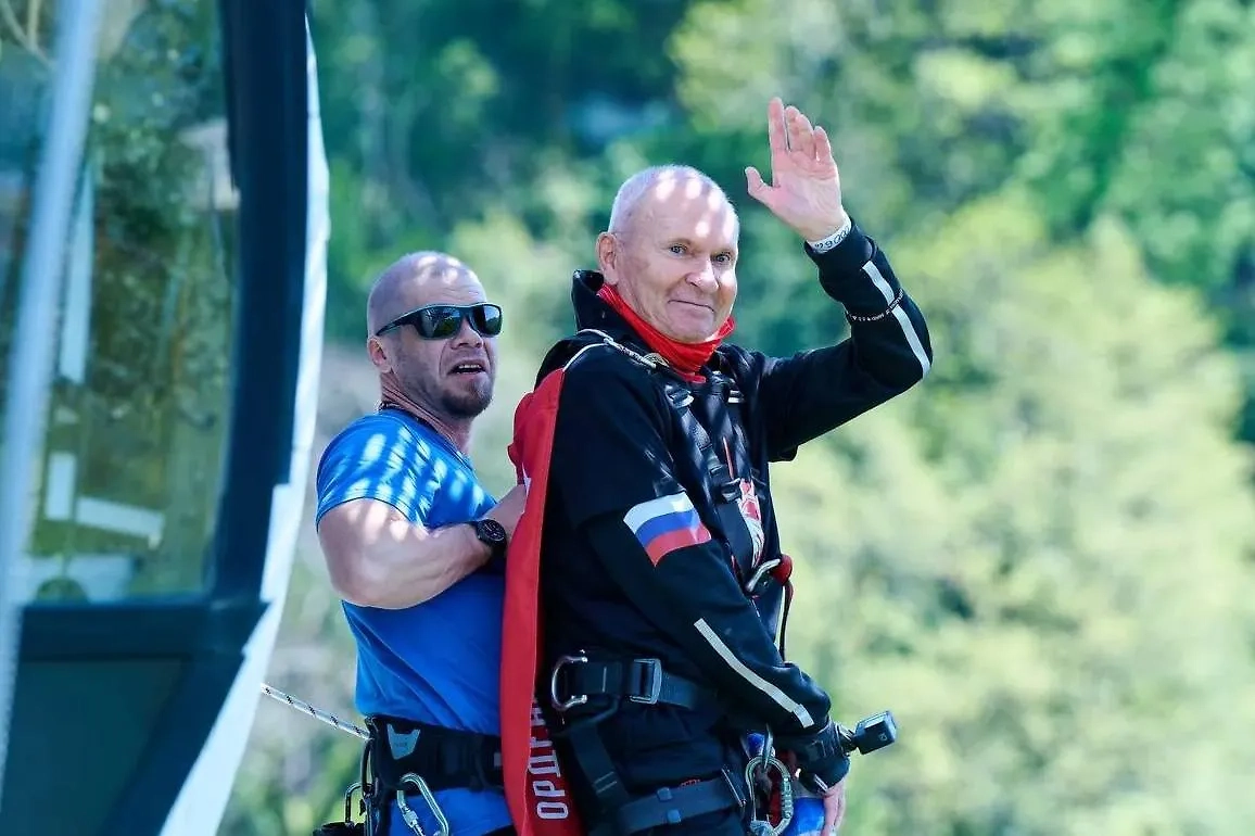 Михаил Панов перед полётом в честь юбилея Победы. Обложка © Telegram / Книга рекордов России