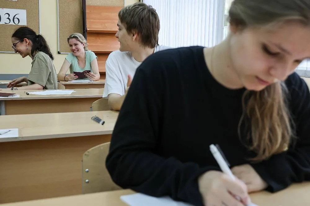 Сдача ОГЭ в конце девятого класса — условие для получения аттестата. Обложка © ТАСС / Михаил Климентьев