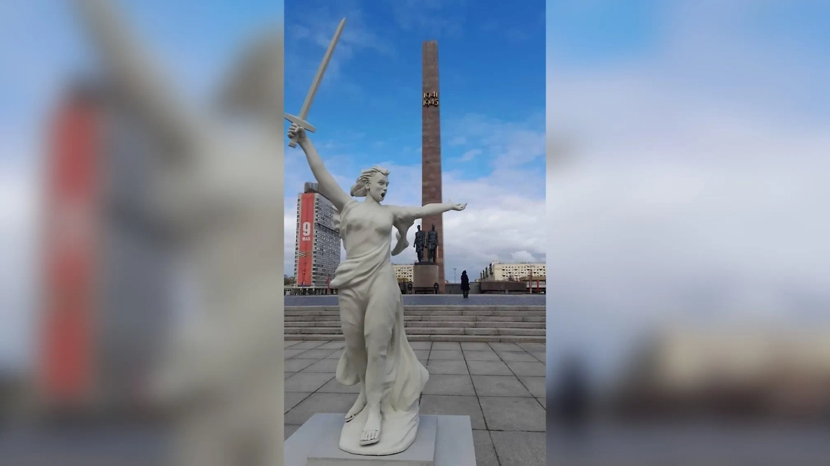 Копия памятника «Родина-мать» в тапочках. Обложка © Пресс-служба Государственного музея истории Санкт-Петербурга