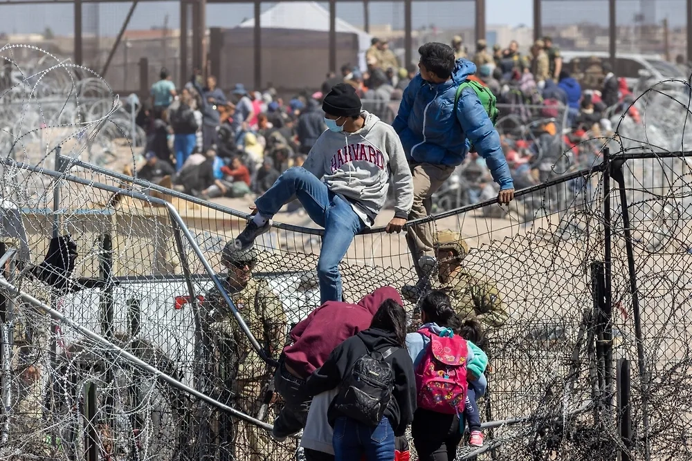 Мигранты на границе США с Мексикой. Обложка © Shutterstock / FOTODOM / David Peinado Romero