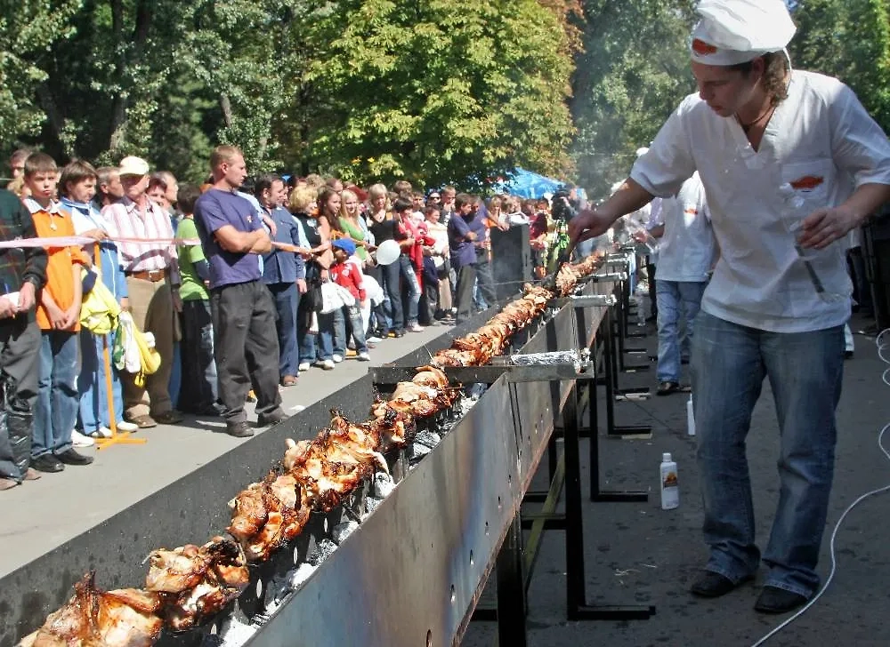 Шашлыки — это так интересно! Никто бы не подумал, что это блюдо, которое летом становится почти что будничным, может похвастаться такой историей! Фото © ТАСС / Валерий Матыцин