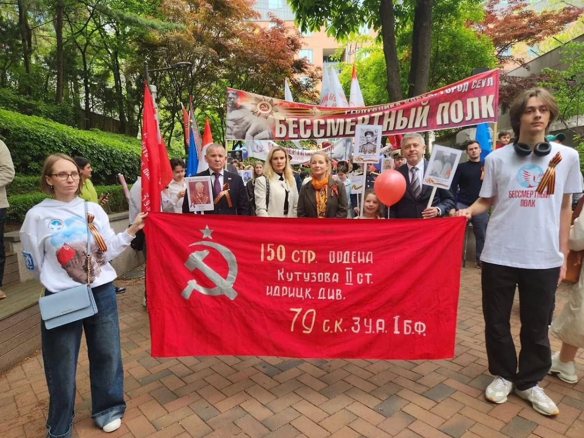 Участники акции. Обложка © Telegram / Посольство России в Республике Корея