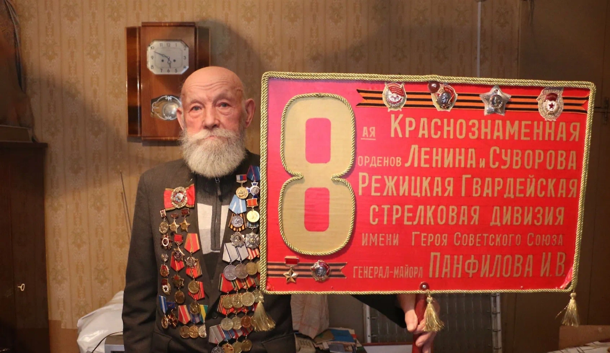 Последний из легендарных панфиловцев, 98-летний ветеран Великой Отечественной войны Владимир Бурцев. Обложка © VK / Живой голос Победы