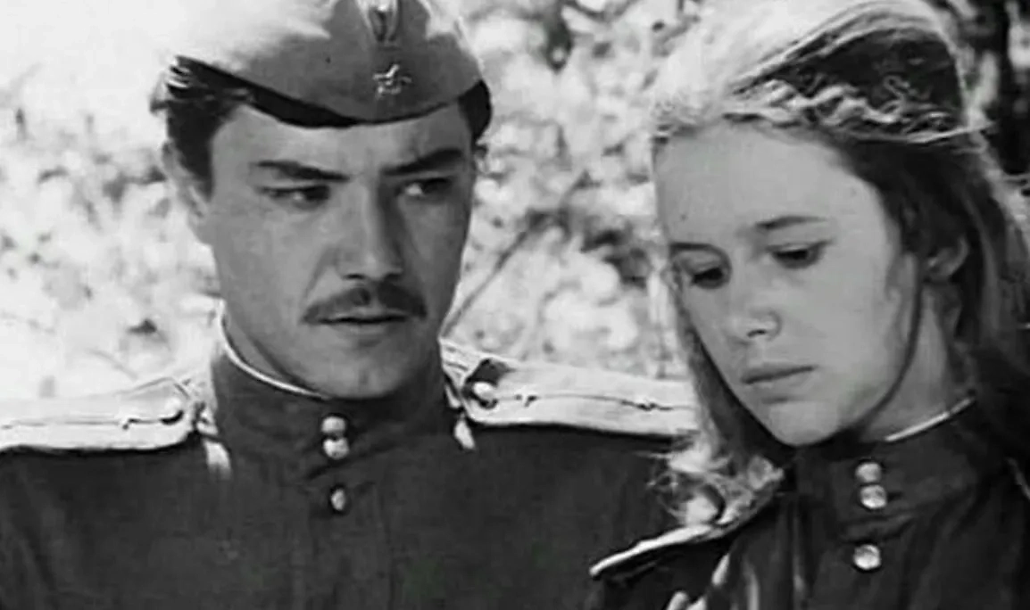 «В бой идут одни «старики» — новое прочтение жанра «фронтовых будней» и, конечно, всем запомнилась оттуда красавица Маша. Фото © Кадр из фильма «В бой идут одни старики», режиссёр Леонид Быков, сценарист Леонид Быков и др. / Kinopoisk
