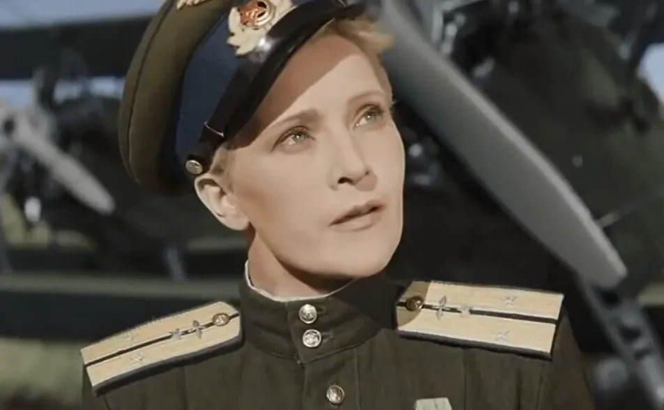 Екатерина из фильма «Небесный тихоход» — первый образ девушки-лётчицы, такой же элегантной на земле, как и смертоносной для нацистов в небе. Фото © Кадр из фильма «Небесный тихоход», режиссёр Семён Тимошенко, сценарист Семён Тимошенко / Kinopoisk
