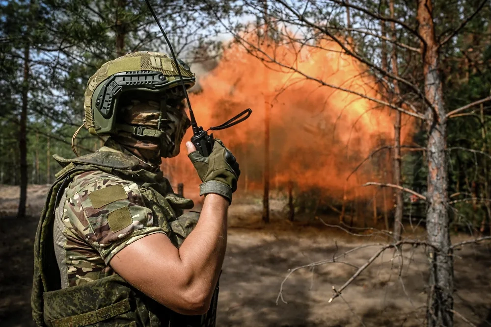 Военнослужащий артиллерийского расчёта самоходной артиллерийской установки (САУ) «Мста-С» в зоне СВО. Обложка © РИА «Новости» / Сергей Бобылев