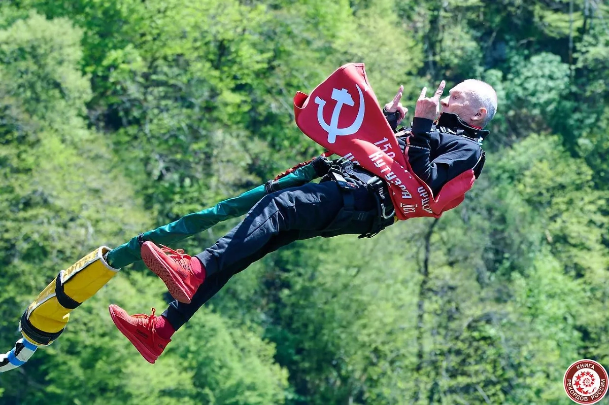 Свой первый прыжок пенсионер совершил весной 2016 года. Фото © Telegram / Книга рекордов России