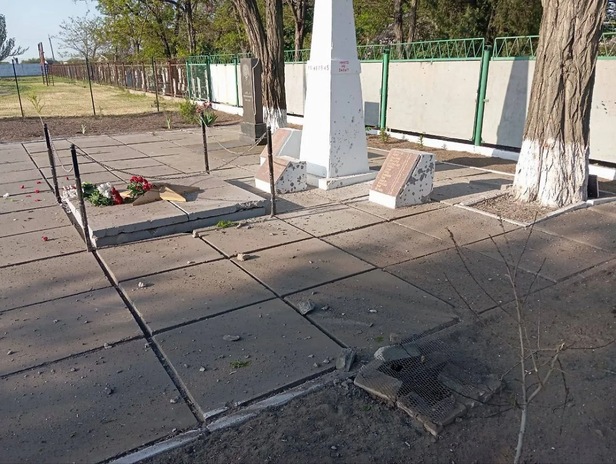 ВСУ нанесли удар по мемориалу памяти павшим героям ВОВ в Херсонской области. Обложка © Telegram / Владимир Сальдо