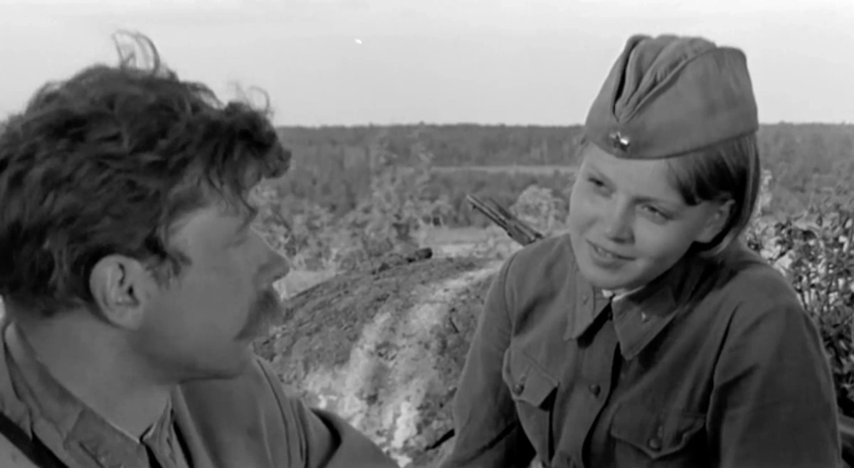 Фильм «А зори здесь тихие» показывает подвиг советских женщин-фронтовичек. Фото © Кадр из фильма «...А зори здесь тихие», режиссёр Станислав Ростоцкий, сценарист 
Станислав Ростоцкий, Борис Васильев / Kinopoisk