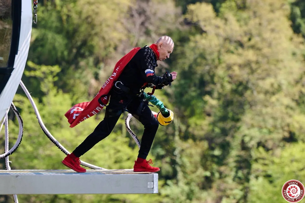 В полёт в честь 80-летия Победы Панов взял Знамя Победы. Фото © Telegram / Книга рекордов России