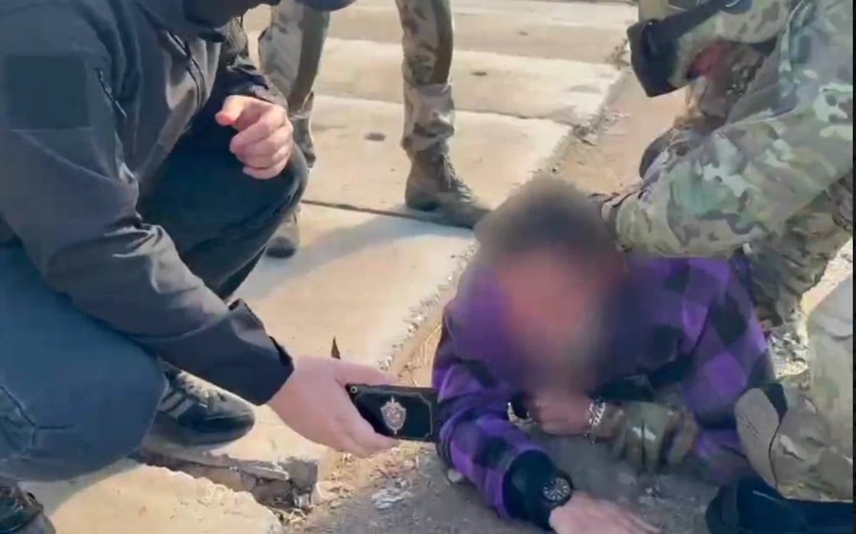 ФСБ задержала мужчину, призывавшего к уничтожению Крымского моста. Обложка  © ЦОС ФСБ