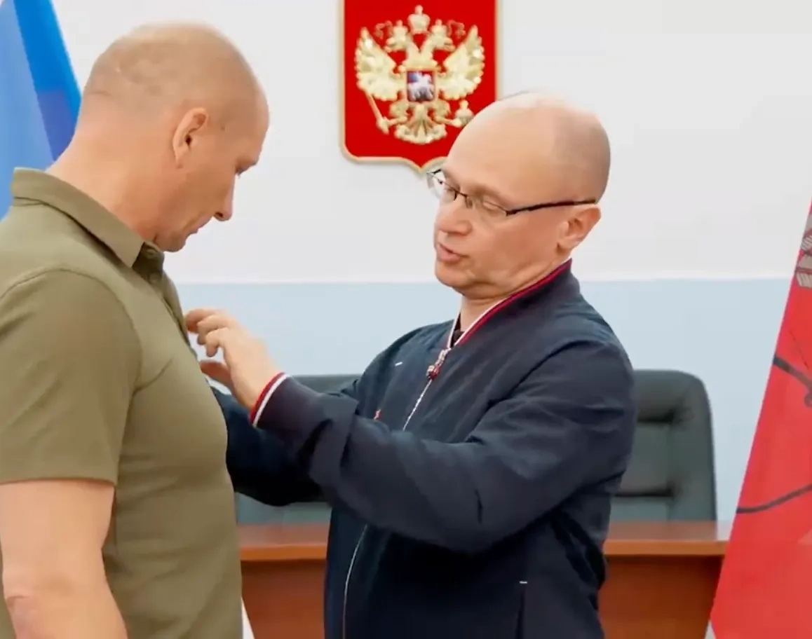 Первый замглавы Администрации президента РФ Сергей Кириенко наградил экс-главу Энергодара Эдуарда Сеновоза. Обложка © Telegram / В городе ЭН