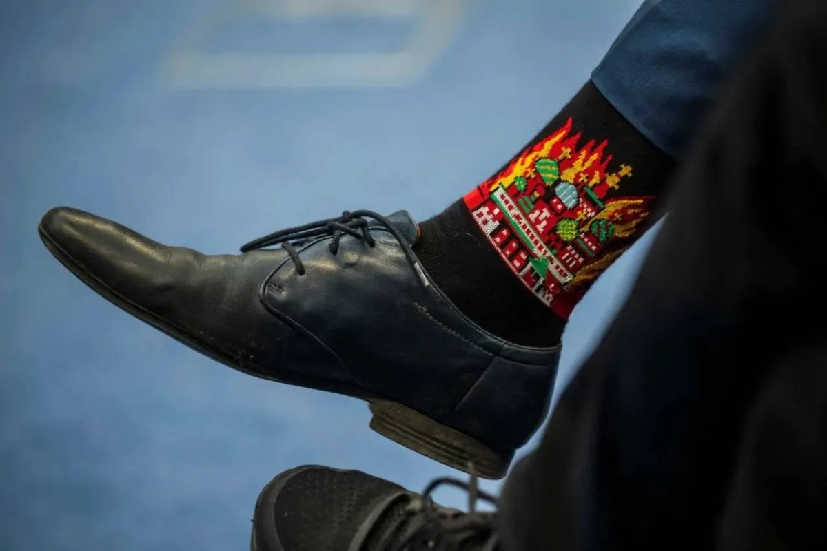 Носки члена чешской делегации. Обложка © X / okundra