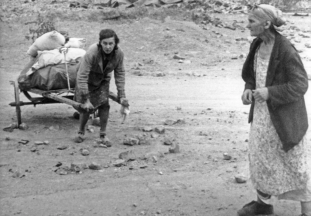 Женщины в Сталинграде времён войны создавали свои коммуны и вместе заботились о детях. Фото © ТАСС / Эммануил Евзерихин