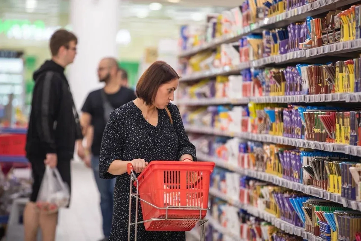 Покупательница в продуктовом магазине. Обложка © Life.ru 