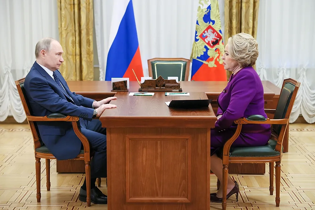 Президент России Владимир Путин и спикер Совета Федерации РФ Валентина Матвиенко во время встречи. Фото © ТАСС / Михаил Метцель