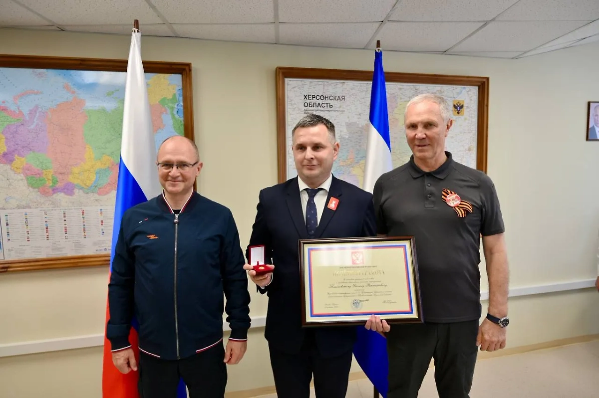 Сотрудники администрации Херсонской области получили грамоты от Путина. Обложка © Telegram / Владимир Сальдо