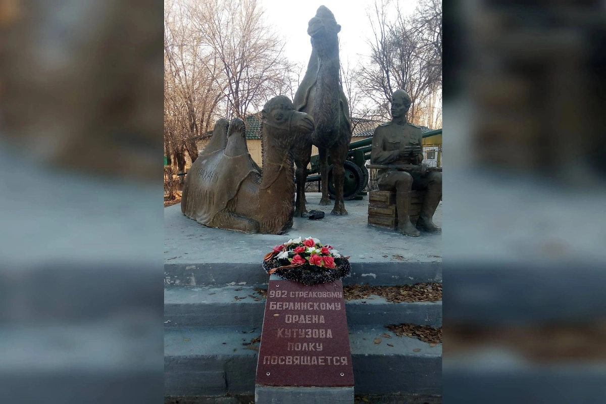 Памятник верблюдам-красноармейцам поставили в Ахтубинске в 2010 году. Фото © Wikipedia / Георгий Долгопский