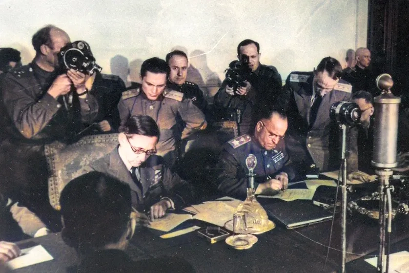 Акт о безоговорочной капитуляции Германия подписала, когда в СССР было уже 9 мая. Обложка © Wikipedia / Евгений Ананьевич Халдей