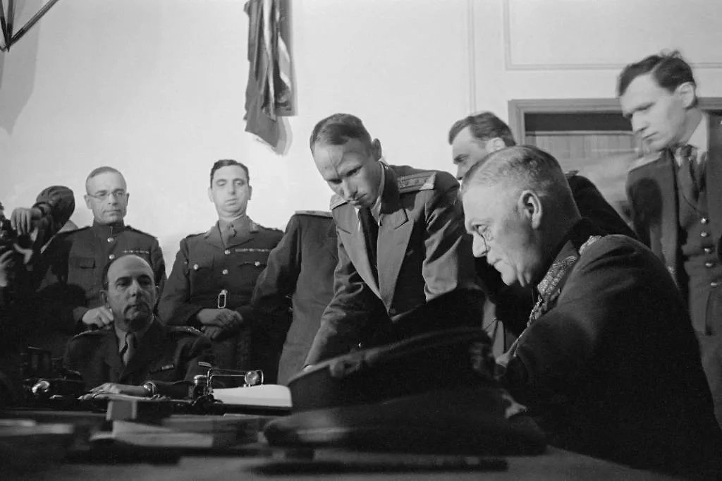 Подписание акта о капитуляции Германии во Второй мировой войне. Фото © ТАСС / Марк Редькин