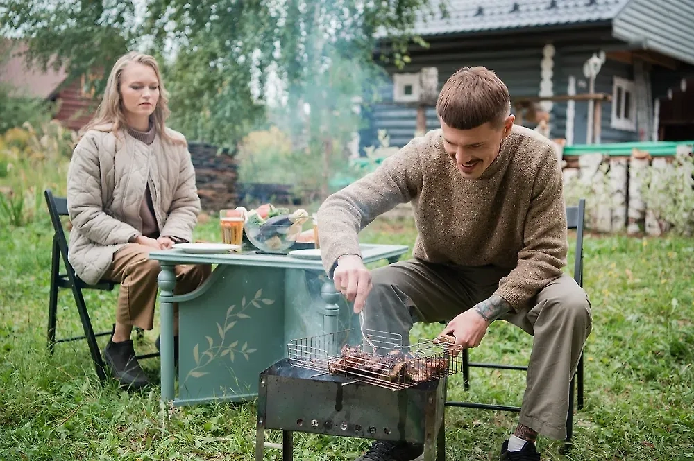 Дачный отдых запросто может превратиться в ад. Обложка © Shutterstock / FOTODOM / Ann Kosolapova
