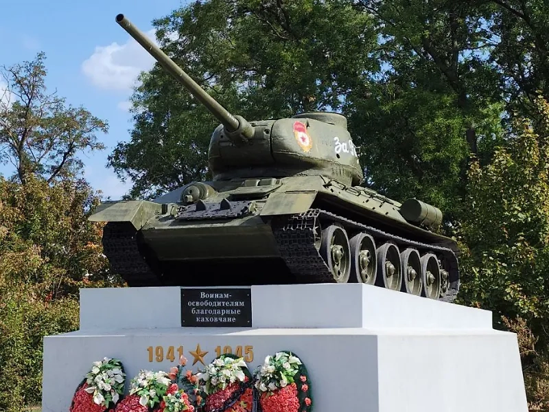 Памятник «Танк Т-34» в честь воинов-освободителей в Каховке. Обложка © Каховский муниципальный округ