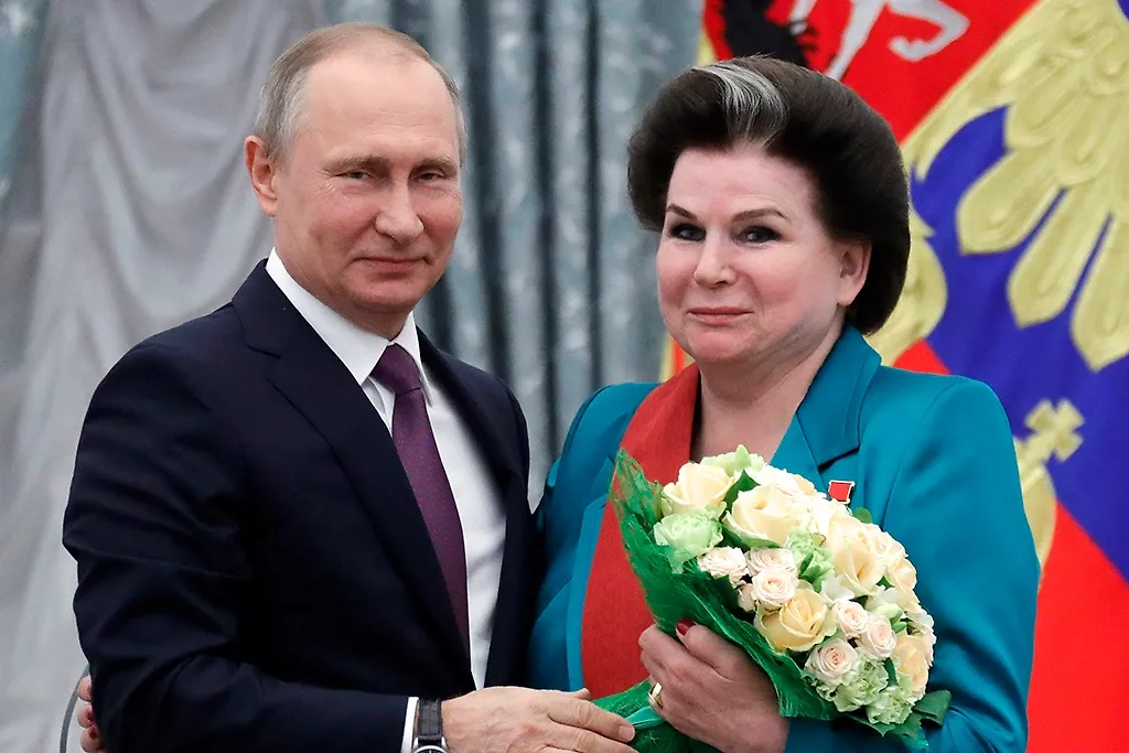 Владимир Путин и Валентина Терешкова. Обложка © ТАСС / Михаил Метцель